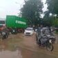 Banjir di jalan Duyung Batuampar Kota Batam sempat membuat arus kendaraan lumpuh dari pelabuhan Batuampar menuju pasar jodoh, Selasa (3/6/2025). Matapedia6.com/Luci