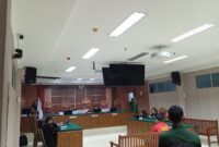 Mantan Kasat Narkoba Polresta Barelang Kompol Satria saat menjalani proses putusan di Pengadilan Negeri Batam, Rabu (4/6). Foto:Zalfirega