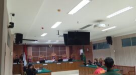 Mantan Kasat Narkoba Polresta Barelang Kompol Satria saat menjalani proses putusan di Pengadilan Negeri Batam, Rabu (4/6). Foto:Zalfirega