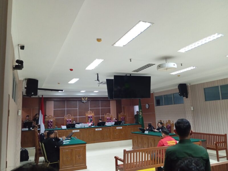 Mantan Kasat Narkoba Polresta Barelang Kompol Satria saat menjalani proses putusan di Pengadilan Negeri Batam, Rabu (4/6). Foto:Zalfirega