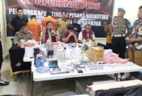 Ditresnarkoba Polda Kepri Kombes Pol Anggoro Wicaksono didampingi Humas dan juga kasubdit I dan II Ditresnarkoba tunjukkan barang bukti, Kamis (5/6/2025). Matapedia6.com/Luci