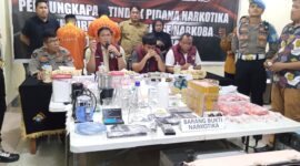 Ditresnarkoba Polda Kepri Kombes Pol Anggoro Wicaksono didampingi Humas dan juga kasubdit I dan II Ditresnarkoba tunjukkan barang bukti, Kamis (5/6/2025). Matapedia6.com/Luci