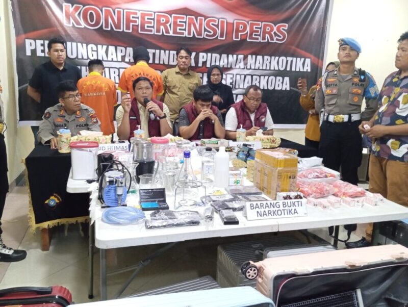 Ditresnarkoba Polda Kepri Kombes Pol Anggoro Wicaksono didampingi Humas dan juga kasubdit I dan II Ditresnarkoba tunjukkan barang bukti, Kamis (5/6/2025). Matapedia6.com/Luci