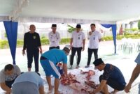Karutan dan KPR Batam tengah melihat proses penyembelihan hewan kurban, Jumat (6/6/2024). Foto:Zalfirega/matapedia