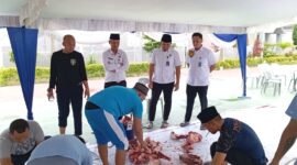 Karutan dan KPR Batam tengah melihat proses penyembelihan hewan kurban, Jumat (6/6/2024). Foto:Zalfirega/matapedia
