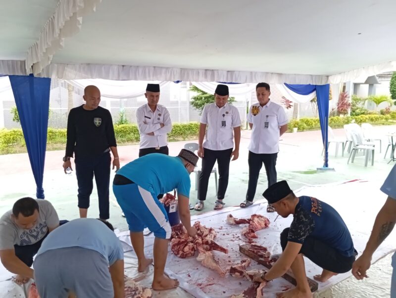 Karutan dan KPR Batam tengah melihat proses penyembelihan hewan kurban, Jumat (6/6/2024). Foto:Zalfirega/matapedia