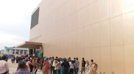 Ribuan warga Batam mengambil paket sembako di First Club Jodoh, Jumat (6/6/2025). Foto:Zalfirega/matapedia