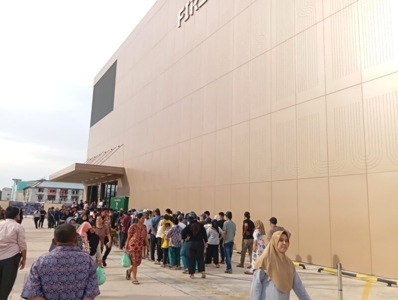 Ribuan warga Batam mengambil paket sembako di First Club Jodoh, Jumat (6/6/2025). Foto:Zalfirega/matapedia