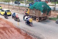 Kondisi perbaikan jalan di bawah jembatan penyeberangan orang yang ada di jalan R Suprapto Batuaji, tepatnya di depan SP Plaza, Minggu (15/6/2025). Matapedia6.com/Luci
