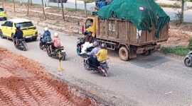 Kondisi perbaikan jalan di bawah jembatan penyeberangan orang yang ada di jalan R Suprapto Batuaji, tepatnya di depan SP Plaza, Minggu (15/6/2025). Matapedia6.com/Luci