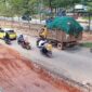 Kondisi perbaikan jalan di bawah jembatan penyeberangan orang yang ada di jalan R Suprapto Batuaji, tepatnya di depan SP Plaza, Minggu (15/6/2025). Matapedia6.com/Luci