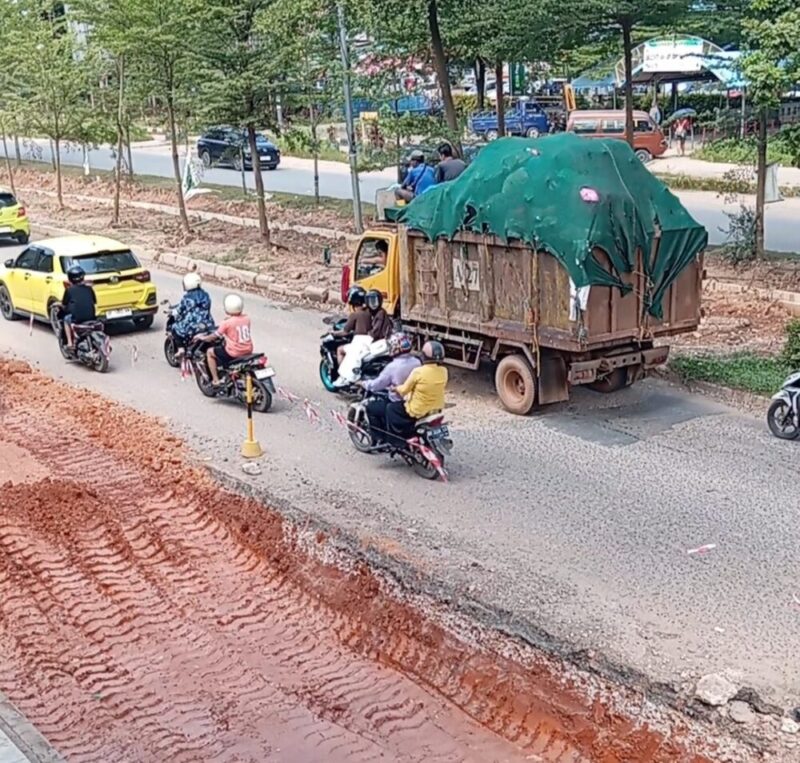 Kondisi perbaikan jalan di bawah jembatan penyeberangan orang yang ada di jalan R Suprapto Batuaji, tepatnya di depan SP Plaza, Minggu (15/6/2025). Matapedia6.com/Luci