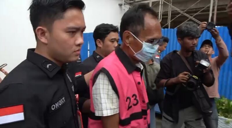 WNA Singapura ditahan usai dijadikan tersangka dugaan korupsi lahan Fasum, Selasa (17/6/2025). Foto:Istimewa