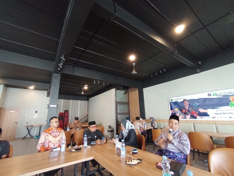 Kepala Kemenag Batam Budi Dermawan saat Budi Ngobras dengan wartawan di Tiban, Jumat (20/6/2025). Foto:Zalfirega/matapedia