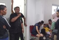 Kondisi keluarga dan kerabat yang terus berdatangan ke kamar jenazah rumah sakit Mutiara Aini di kelurahan Buliang, Kecamatan Batuaji Kota Batam, Provinsi Kepri, Selasa (24/6/2025). Matapedia6.com/Luci