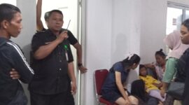 Kondisi keluarga dan kerabat yang terus berdatangan ke kamar jenazah rumah sakit Mutiara Aini di kelurahan Buliang, Kecamatan Batuaji Kota Batam, Provinsi Kepri, Selasa (24/6/2025). Matapedia6.com/Luci