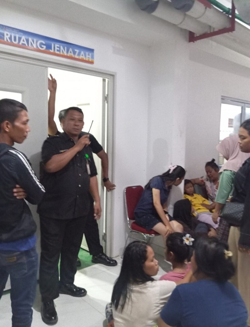 Kondisi keluarga dan kerabat yang terus berdatangan ke kamar jenazah rumah sakit Mutiara Aini di kelurahan Buliang, Kecamatan Batuaji Kota Batam, Provinsi Kepri, Selasa (24/6/2025). Matapedia6.com/Luci