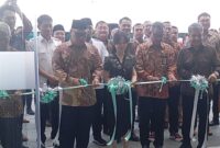 CEO RS Awal Bros Group, Arfan Awaloeddin bersama Wakil Gubernur Kepri Nyanyang Haris Pratamura dan Wakil wali Kota Batam Li Claudia Chandra gunting pita grand opening rumah sakit Awal Bros cabang Batuaji, di jalan R Suprapto Kelurahan Kibing, kecamatan Batuaji, Kamis (26/6/2025). Matapedia6.com/Luci