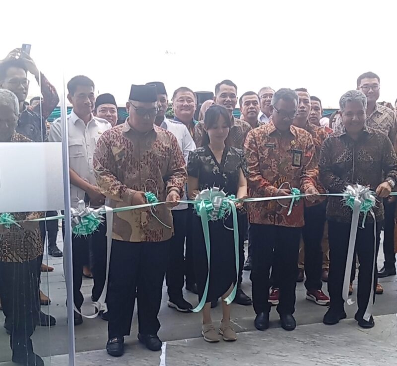 CEO RS Awal Bros Group, Arfan Awaloeddin bersama Wakil Gubernur Kepri Nyanyang Haris Pratamura dan Wakil wali Kota Batam Li Claudia Chandra gunting pita grand opening rumah sakit Awal Bros cabang Batuaji, di jalan R Suprapto Kelurahan Kibing, kecamatan Batuaji, Kamis (26/6/2025). Matapedia6.com/Luci