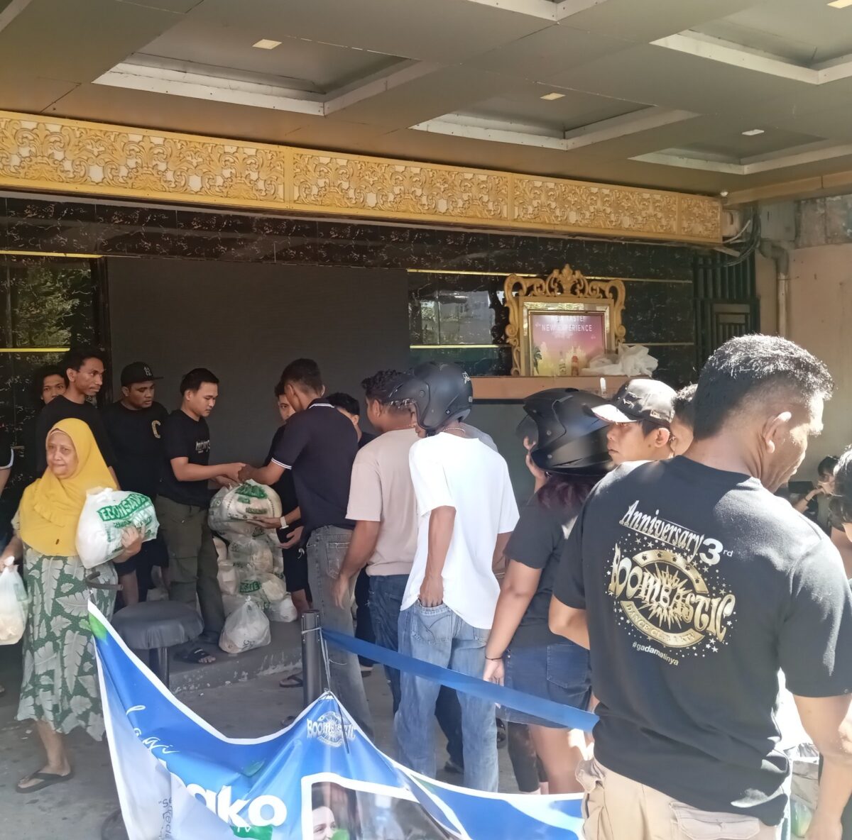 Boombastic Dance Club & KTV saluran ratusan paket sembako kepada masyarakat pada Minggu (29/6/2025). Foto:dok/matapedia