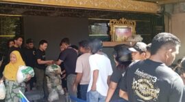Boombastic Dance Club & KTV saluran ratusan paket sembako kepada masyarakat pada Minggu (29/6/2025). Foto:dok/matapedia