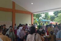 Para Calon Siswa ditemani orang tua daftar ulang di SMKN pada Senin (30/6/2025). Foto:Zalfirega/matapedia