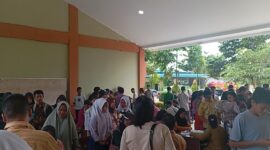 Para Calon Siswa ditemani orang tua daftar ulang di SMKN pada Senin (30/6/2025). Foto:Zalfirega/matapedia