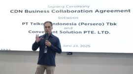 Direktur Wholesale & International Service Telkom Honesti Basyir saat memberikan sambutan pada acara penandatanganan perjanjian kerja sama penyediaan layanan Content Delivery Network as a Service (CDN as a Service/CaaS) di Indonesia antara Telkom dan Conversant di Telkom Landmark Tower, Jakarta, pada senin (23/6). Foto:Telkom