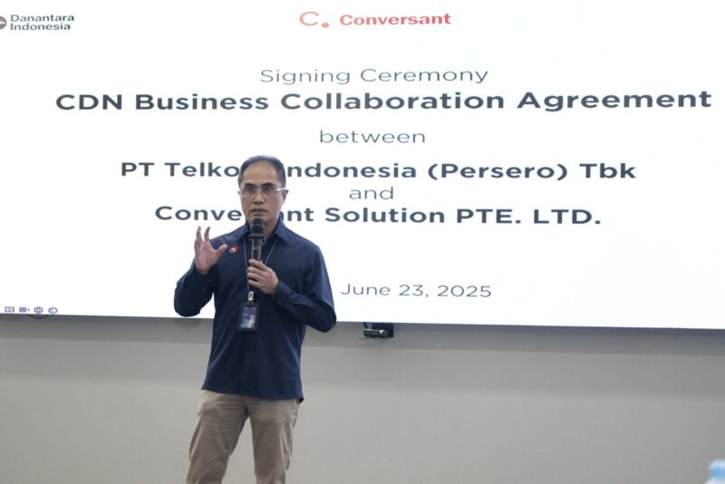 Direktur Wholesale & International Service Telkom Honesti Basyir saat memberikan sambutan pada acara penandatanganan perjanjian kerja sama penyediaan layanan Content Delivery Network as a Service (CDN as a Service/CaaS) di Indonesia antara Telkom dan Conversant di Telkom Landmark Tower, Jakarta, pada senin (23/6). Foto:Telkom