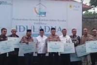 PLN Batam serahkan secara simbolis hewan kurban  di Rumah Pemotongan Hewan (RPH) Sei Temiang, Sekupang, Rabu (4/6/2025). Foto: Ela/matapedia