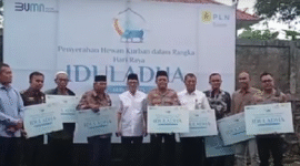 PLN Batam serahkan secara simbolis hewan kurban  di Rumah Pemotongan Hewan (RPH) Sei Temiang, Sekupang, Rabu (4/6/2025). Foto: Ela/matapedia 