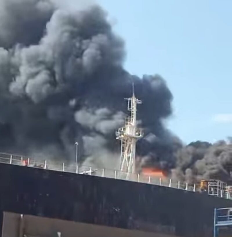 Tangkapan layar video ledakan di kapal PT ASL Tanjunguncang, Selasa (24/6/2025). Foto:dok/Istimewa