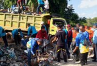 Pegawai Pemerintah dengan Perjanjian Kerja (PPPK) dari Sekretariat DPRD Kota Batam turun langsung ke lapangan dalam aksi gotong royong massal, Jumat (13/6/2025). Foto:Dok/Sekwan