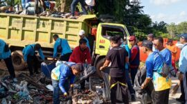 Pegawai Pemerintah dengan Perjanjian Kerja (PPPK) dari Sekretariat DPRD Kota Batam turun langsung ke lapangan dalam aksi gotong royong massal, Jumat (13/6/2025). Foto:Dok/Sekwan
