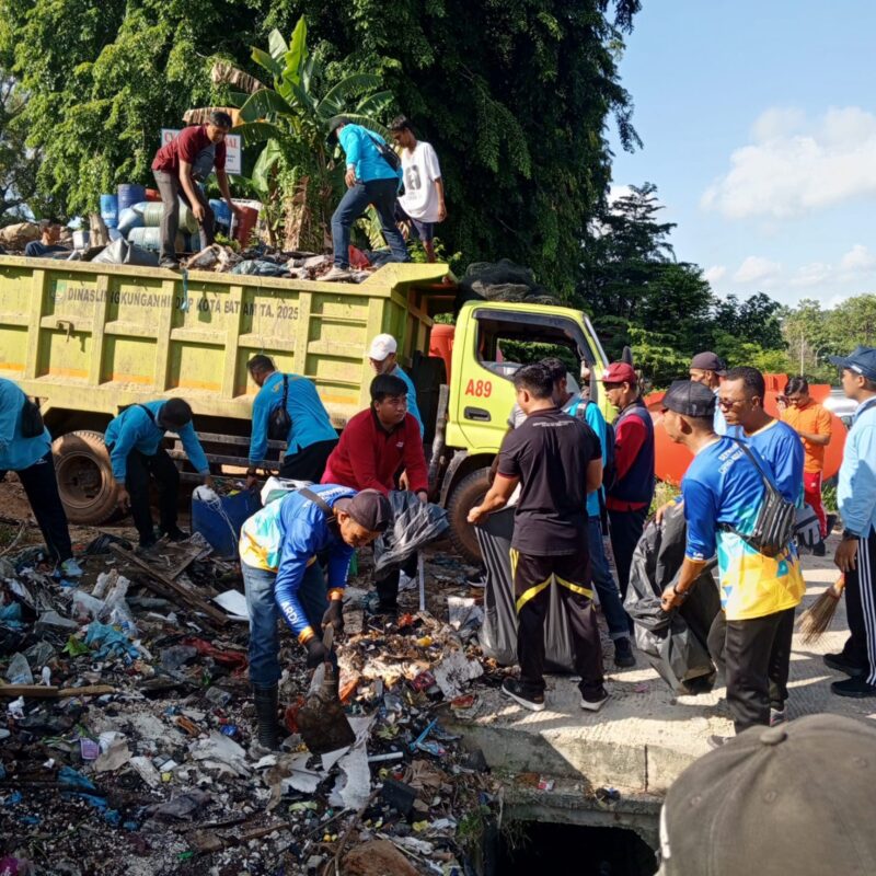 Pegawai Pemerintah dengan Perjanjian Kerja (PPPK) dari Sekretariat DPRD Kota Batam turun langsung ke lapangan dalam aksi gotong royong massal, Jumat (13/6/2025). Foto:Dok/Sekwan