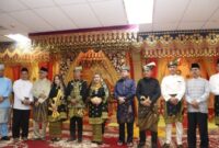Ketua DPRD Batam bersama Wali kota dan Wakil Wali Kota saat penambalan adat Senin (156/2025). Foto:dok/DPRD