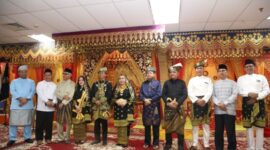 Ketua DPRD Batam bersama Wali kota dan Wakil Wali Kota saat penambalan adat Senin (156/2025). Foto:dok/DPRD