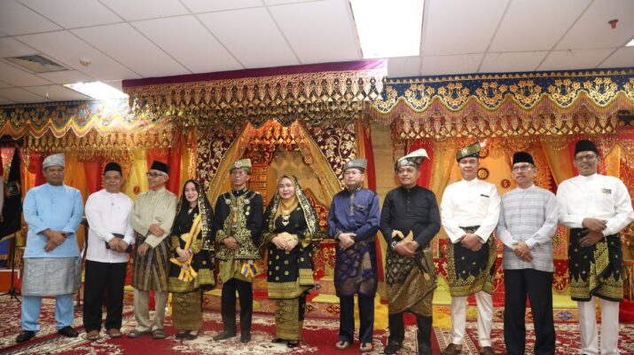 Ketua DPRD Batam bersama Wali kota dan Wakil Wali Kota saat penambalan adat Senin (156/2025). Foto:dok/DPRD