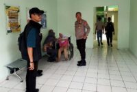 Kapolres Karimun AKBP Robby Topan Manusiwa saat berada di kamar jenazah untuk melihat kondisi anak yang tewas dipukul pacar  ibu korban. Matapedia6.com/Istimewa