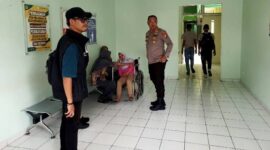 Kapolres Karimun AKBP Robby Topan Manusiwa saat berada di kamar jenazah untuk melihat kondisi anak yang tewas dipukul pacar  ibu korban. Matapedia6.com/Istimewa