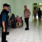 Kapolres Karimun AKBP Robby Topan Manusiwa saat berada di kamar jenazah untuk melihat kondisi anak yang tewas dipukul pacar  ibu korban. Matapedia6.com/Istimewa