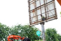Sekda Batam Jefridin saat pimpin penertiban reklame, Senin  !0/6/2025). Foto: Diskominfo