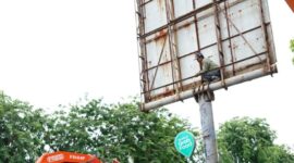 Sekda Batam Jefridin saat pimpin penertiban reklame, Senin  !0/6/2025). Foto: Diskominfo