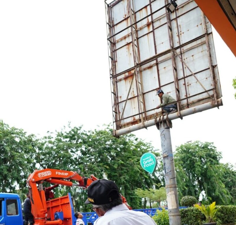 Sekda Batam Jefridin saat pimpin penertiban reklame, Senin  !0/6/2025). Foto: Diskominfo
