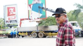 Sekda Batam Jefridin saat tinjau pembongkaran papan reklame. Foto: Diskominfo Batam