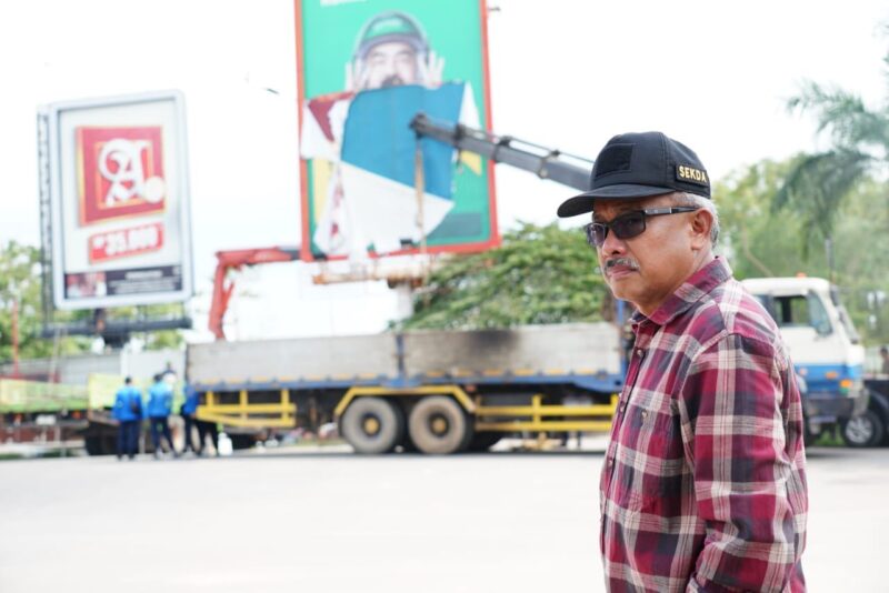 Sekda Batam Jefridin saat tinjau pembongkaran papan reklame. Foto: Diskominfo Batam
