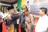Wakil Gubernur Kepri Nyanyang saat berikan tanjak ke Wakil Ketua I DPRD Batam Aweng di acara pelantikan Perpat, Minggu (27/7). Foto:ist