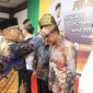 Wakil Gubernur Kepri Nyanyang saat berikan tanjak ke Wakil Ketua I DPRD Batam Aweng di acara pelantikan Perpat, Minggu (27/7). Foto:ist
