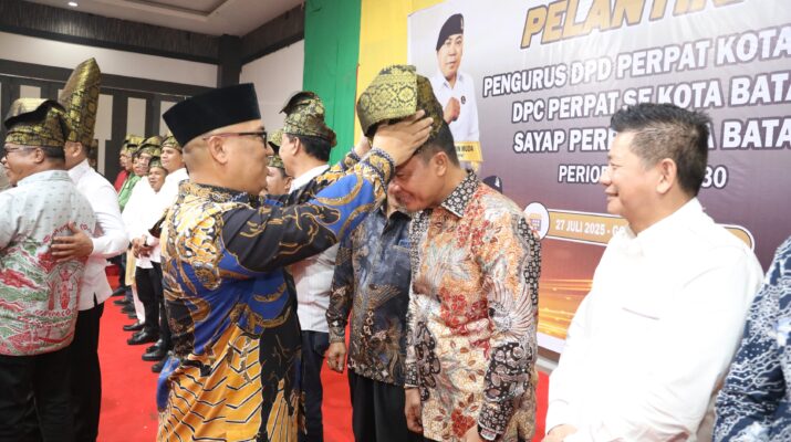 Wakil Gubernur Kepri Nyanyang saat berikan tanjak ke Wakil Ketua I DPRD Batam Aweng di acara pelantikan Perpat, Minggu (27/7). Foto:ist
