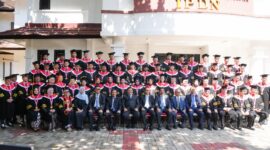 Amsakar bersama mahasiwa termasuk Ridwan Sekwan DPRD Batam resmi gelar doktor, Rabu (23/7/2025). Foto: Ist